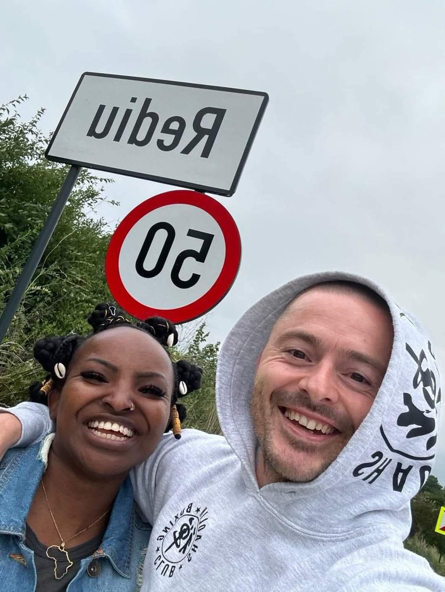 theDobermaneth's tweet image. Tipul din poza postată de Daily_Romania stă în Amsterdam și este căsătorit cu o africancă😂
Aflăm și că unul din adminii paginii își are originile în satul Rediu din Cluj.