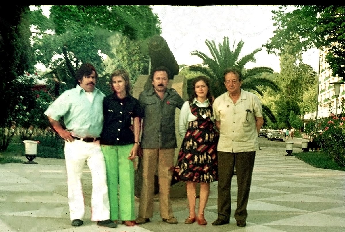 NaterasArturo's tweet image. Año 1975. Gira por la URSS, Portugal, Paris y NY. Evaristo Pérez Arreola, Graciela Rivera, ARTURO MARTINEZ Nateras, María de la Luz Núñez y Valentín Campa Salazar. Memoria gráfica. Libro ¡CAMARADA!