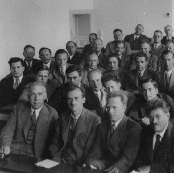 PhysInHistory's tweet image. If these are your lecture students, what would be the topic of your lecture? ✍️
