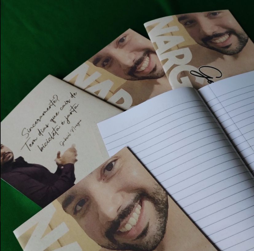 tsaeditora's tweet image. Sabe o que ainda tem na loja com frete GRÁTIS pro brasil inteiro e por R$20? Isso mesmo, o lendário caderno batata palha do @gabrieunargass.
Encomende agora mesmo pelo link da bio!