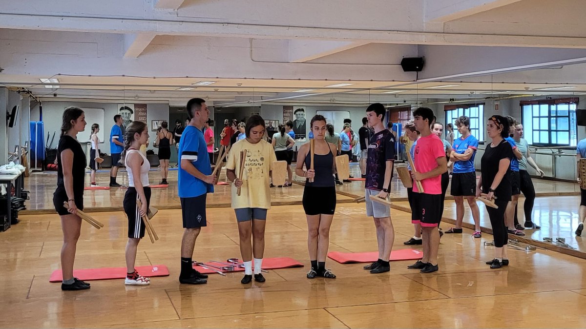 Bartzelonara goaz, L'Espardenyu Folk Fest jaialdira 
dantzan.eus/kidea/kezka/ba…