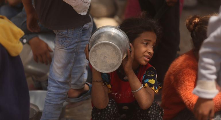 arainfonoticias's tweet image. Los últimos vestigios de vida en Gaza se apagan día tras día. Millones de civiles están atrapados en un espacio reducido, luchando contra el hambre, la enfermedad y el desplazamiento constante, a lo que se suman las balas israelíes: arainfo.org/gaza-israel-co…