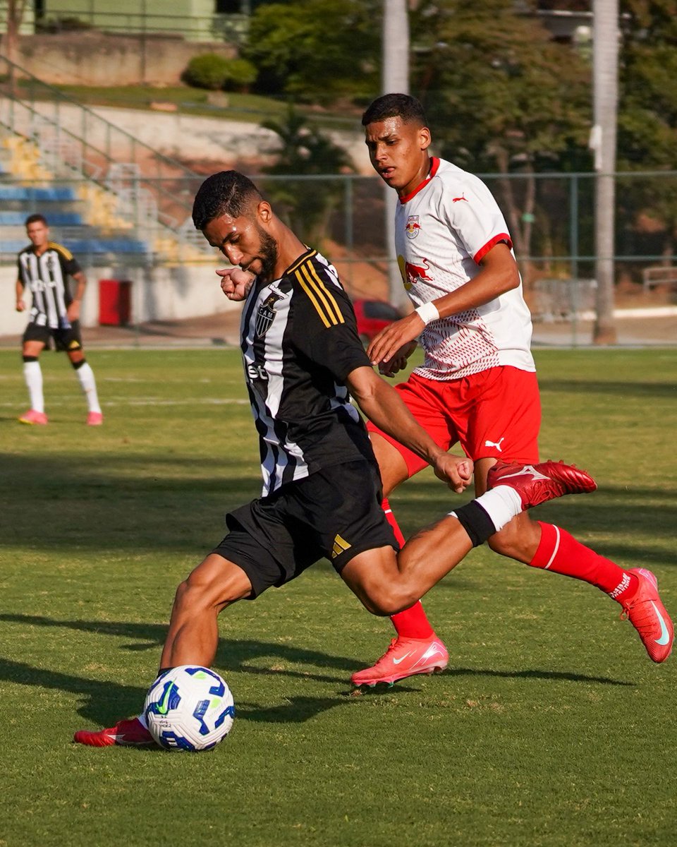 GaloNaBase's tweet image. Intervalo de jogo: Atlético 1x1 Red Bull Bragantino.
O gol alvinegro foi marcado por Lucas Souza, aos 20 minutos.
#CriasdoGalo #CampeonatoBrasileiroSub20 #CAMxRBB