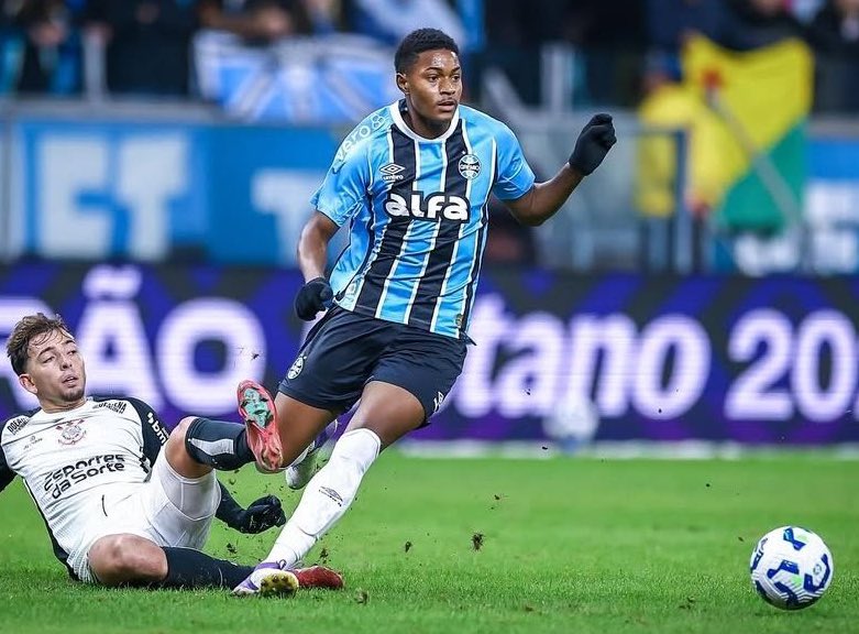 GabrielPachecon's tweet image. 🚨 ¡Sorpresa en Gremio!
El juvenil Riquelme Freitas (18 años) probablemente sea titular hoy ante Alianza Lima por Copa Sudamericana ante la ausencia de Cristaldo.
Edenílson iría al banco de suplentes.
@Kaliel_Dorneles @apresion1