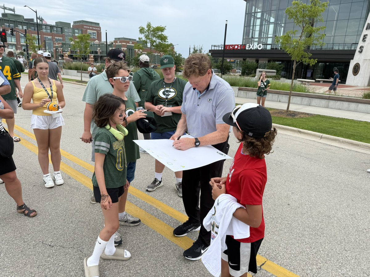 MikeClemensNFL's tweet image. After 17 years Mark Murphy retires Friday as President/CEO of the #Packers. He stopped to sign some autographs today.