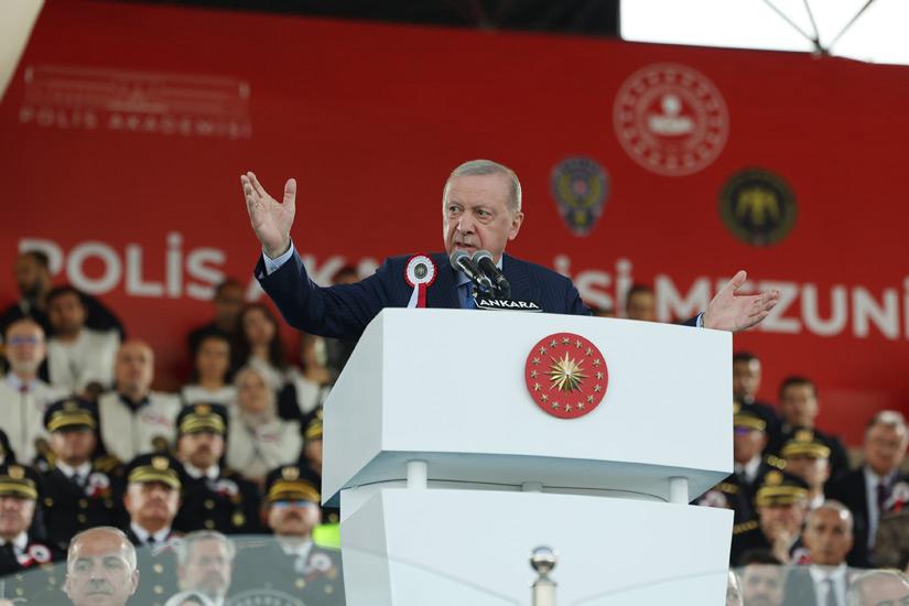 AnkaraValiligi's tweet image. Vali Vasip Şahin Sayın Cumhurbaşkanımız Recep Tayyip Erdoğan’ın teşrifleriyle düzenlenen Polis Akademisi Mezuniyet Töreni'ne katıldı.
Mezun olan öğrencileri tebrik eder, meslek hayatında başarılar dileriz.