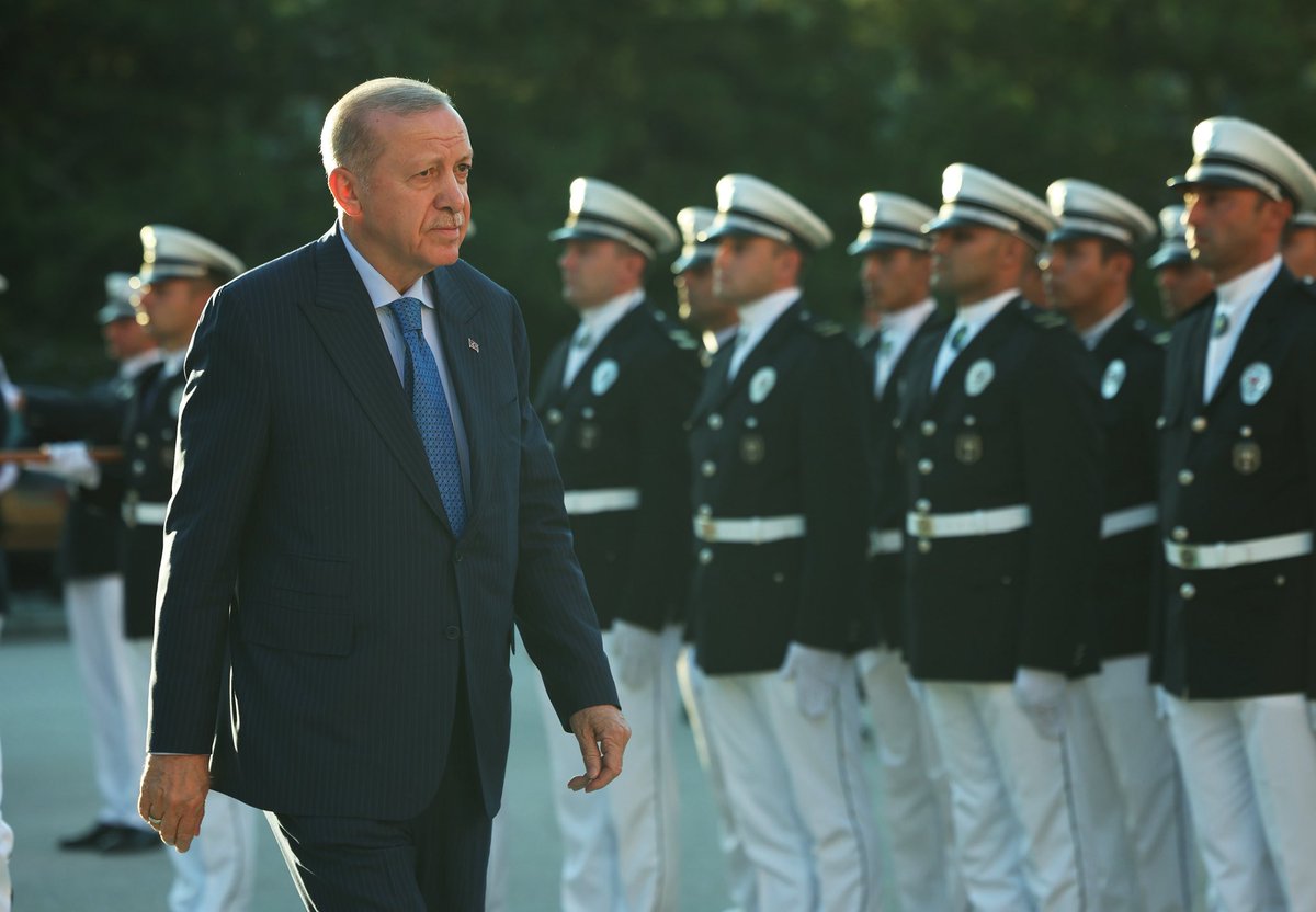 AnkaraValiligi's tweet image. Vali Vasip Şahin Sayın Cumhurbaşkanımız Recep Tayyip Erdoğan’ın teşrifleriyle düzenlenen Polis Akademisi Mezuniyet Töreni'ne katıldı.
Mezun olan öğrencileri tebrik eder, meslek hayatında başarılar dileriz.