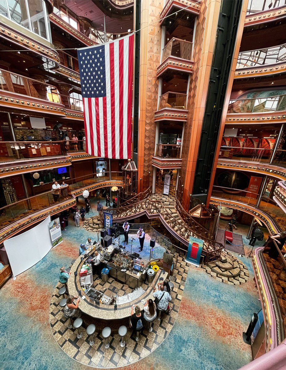 ParoDeeJay's tweet image. There’s something special about that classic Fantasy-class atrium!! :D #CarnivalElation #FantasyClass #CarnivalCruiseLine #ChooseFun @CarnivalCruise