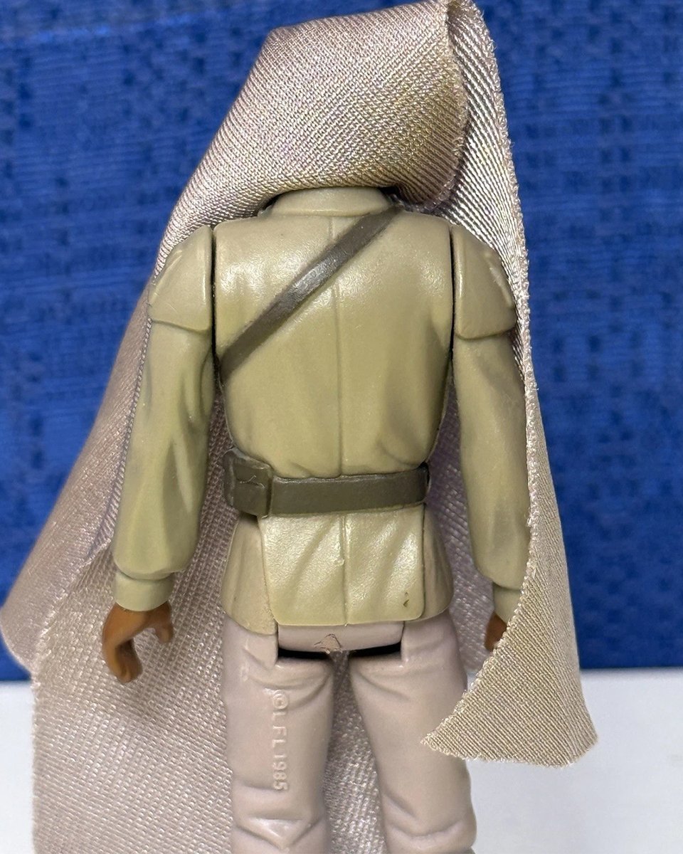 PadawanCollects's tweet image. Lando Calrissian (General Pilot) was released in 1985 for the Star Wars Power of the Force toy line in 1985 by Kenner. He comes with a tailored soft goods tan cape, the Black Palace Blaster, and an aluminum collectors coin.
#vintagetoys