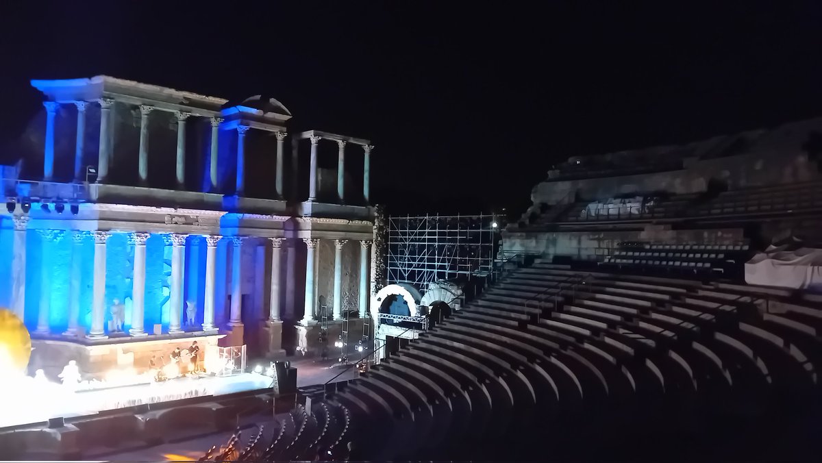 LaSalaRNE's tweet image. Casi al alba terminaron los últimos ensayos y vinieron hasta #LaSala de #RNE. En #Mérida, 'Cleopatra enamorada. El musical', de Florián Recio, con dirección de Ignasi Vidal, coreografías de Amaya Galeote y Natalia Millán como la reina de Egipto.
📻🎧rtve.es/play/audios/la…