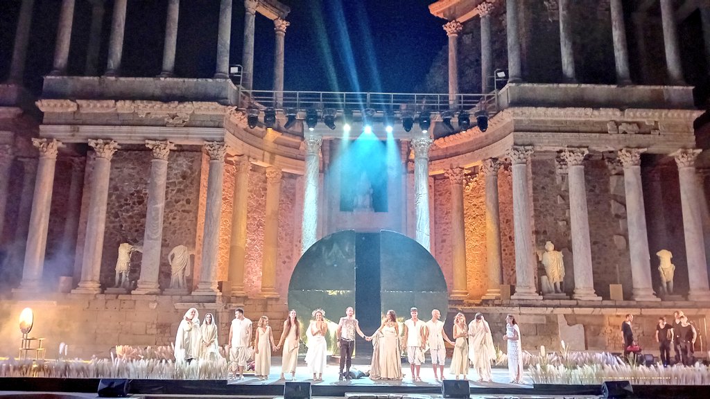 LaSalaRNE's tweet image. Casi al alba terminaron los últimos ensayos y vinieron hasta #LaSala de #RNE. En #Mérida, 'Cleopatra enamorada. El musical', de Florián Recio, con dirección de Ignasi Vidal, coreografías de Amaya Galeote y Natalia Millán como la reina de Egipto.
📻🎧rtve.es/play/audios/la…