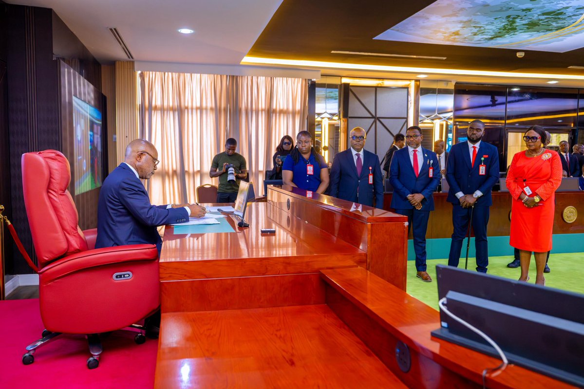PNMbah's tweet image. Today, we swore in a new Head of Service, six new Commissioners and reassigned three others as we continue to strengthen our team for greater service delivery to the people of Enugu. Dr Godwin Anigbo, mni, is the new Head of Service. Engr Benjamin Osita Okoh will oversee Works…