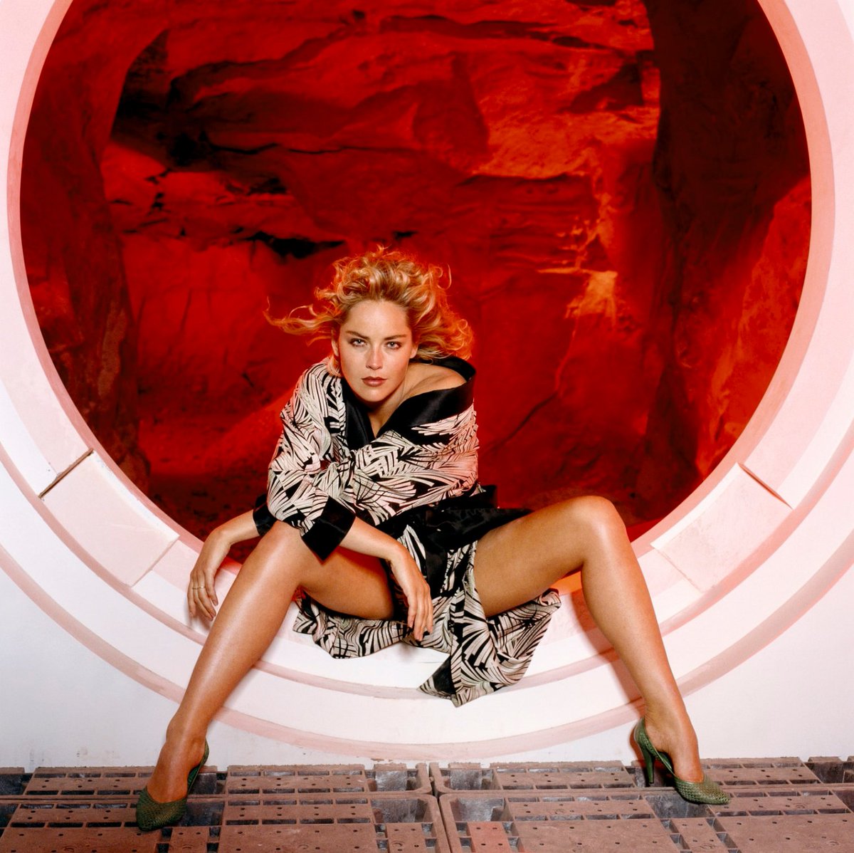 HGACinema's tweet image. Just because I like the photo !
Sharon Stone photographed by Terry O'Neill on the set of Total Recall, 1990, but with a clear reference to the Basic Instinct leg crossing scene.