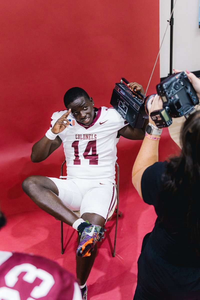 EKUFootball's tweet image. A little behind-the-scenes action! ๐ธ
#E2W | #MatterOfPride