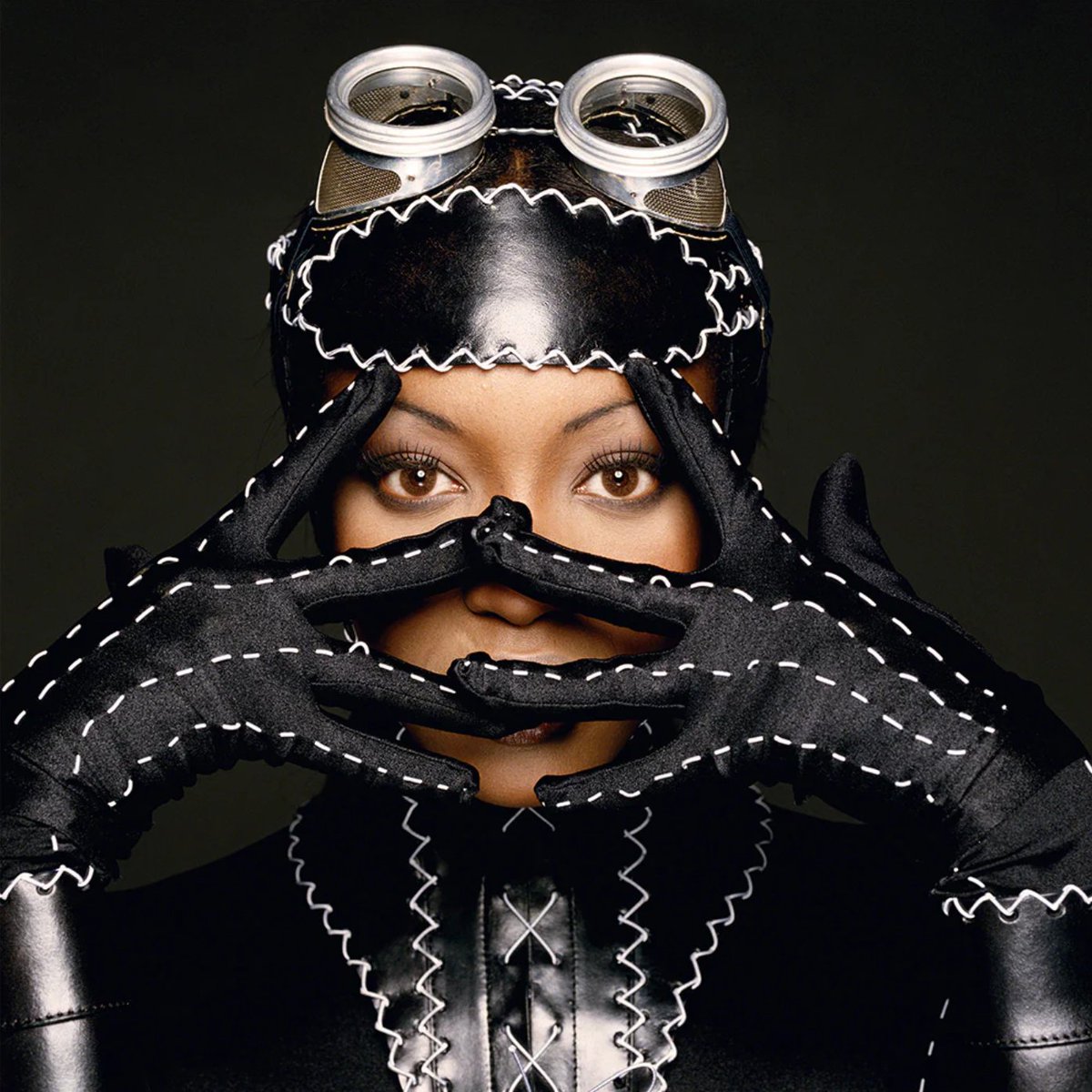 HGACinema's tweet image. Just because I like the photo !
Naomi Campbell photographed by Terry O'Neill peeking through her fingers in a white-stitched leather fetish outfit and goggles for a photoshoot in 1992.