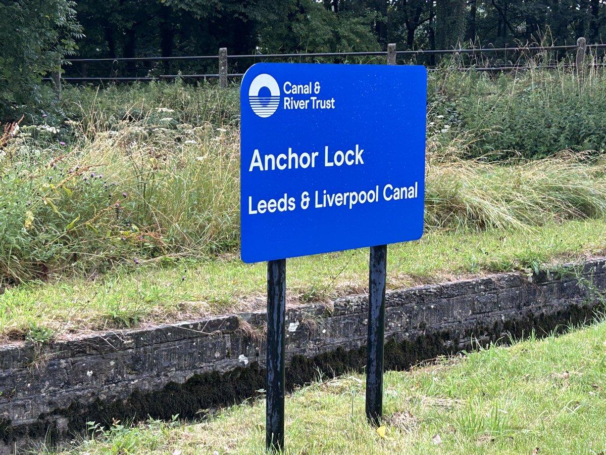 Staplefordtrain's tweet image. I never thought North Yorkshire and drought would be in same sentence Dire scenes on the @CanalRiverTrust Leeds & Liverpool canal at Gargrave
Great view of the lock cill though
Ready to catch the unwary boater out if you get to close when going down the lock #drought