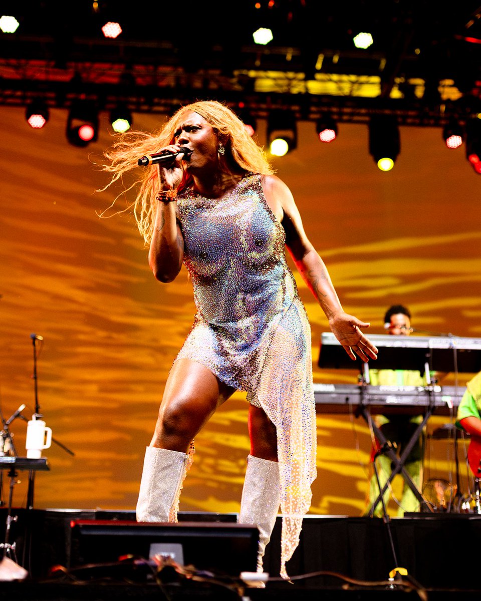 Liniker's tweet image. New York was amazing! What an honor to be part of such a beautiful festival, sharing Brazilian music for free with such a special crowd.
Huge thanks to BOA Música and Lincoln Center for the invitation - and to everyone who showed up. 🧡
NYC foi incrível! Que honra ter feito…