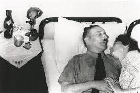 Вони вчинили самогубство. Разом.
Лютий 1942 року. Бразилія. Тихе містечко Петрополіс.
У маленькому будинку серед пальм і пташиного співу лежать поруч два тіла.
Стефан Цвейґ — найпопулярніший письменник Європи 1930-х. Мій улюблений автор юності. 
Знав кілька мов, перекладав,