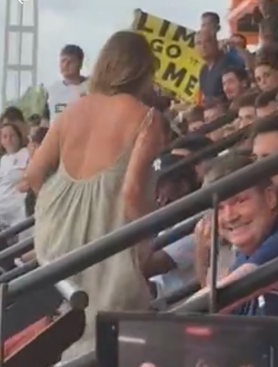 El señor Ron ya se ríe de nosotros, como el indigno presidente que teníamos y que iba siempre "doblao"...que Ron Bacardí nos mande callar es cuestión de tiempo. Siguiendo tradiciones meritonianas.
Poca vergüenza tienen. 🦇