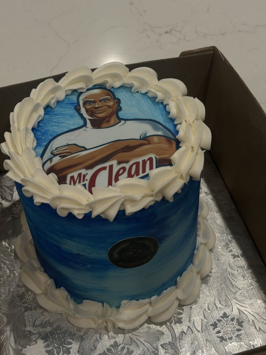KushDaddyyy's tweet image. This cake goes so fuckin hard..would be a real shame if someone got it for me for my birthday……