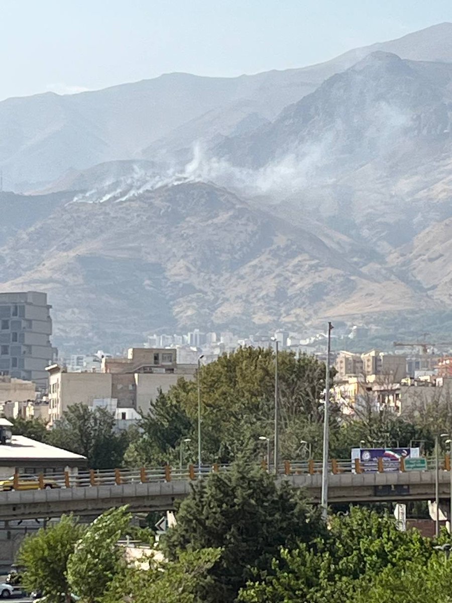 Vahid's tweet image. تصاویر دریافتی از دود دیده شده امروز در کوههای شمال تهران
بالای جماران بین کلکچال و گلابدره