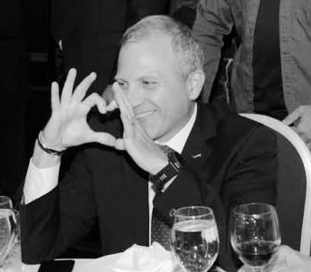 فكروه عم يرسم قلب.
 بس هو عم بيقلهن بالإنتخابات البلدية أكل التيار خازوق. وهيك صار القياس من ورا