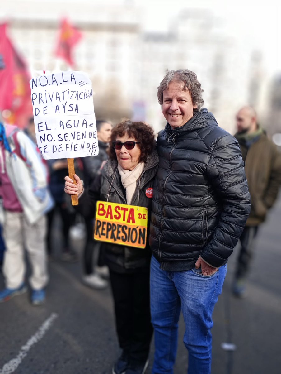 Una de las candidatas del FITU en Hurlingham es María Elena. Laburó muchos años en la fabrica donde hoy está la UNaHur. Todos los miércoles moviliza x una jubilación digna pero también la ves acompañando cada lucha. Los estudiantes aprendemos todos los días de nuestros jubiladxs