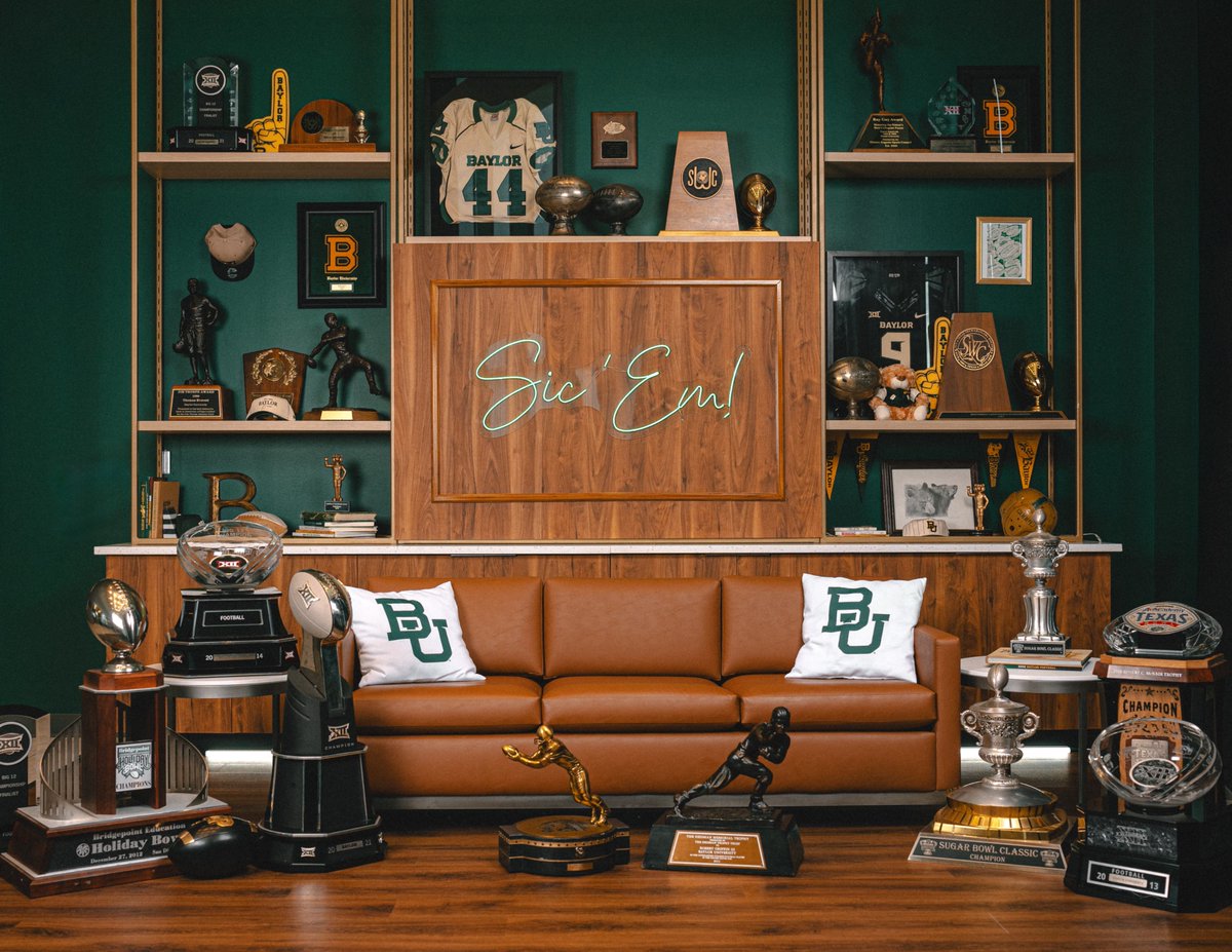 Here's a little before and after of my favorite recruiting set we've ever built! Huge shoutout to the team for absolutely crushing it...the vision, the details, the execution… all of it 👏
<a href="/jcrain23/">Jay Crain</a> 
@mmarshallx23 
<a href="/andrewmalewicz/">Andrew</a>