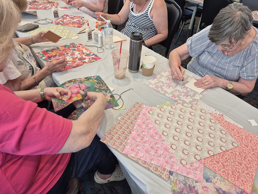 CitiParks's tweet image. Creative greetings from @Pittsburgh's Morningside HAL Senior Center!
During their craft class, the seniors designed and created their own inspired necklaces, complete with a custom-made, unique inlay. Beautiful job, Morningside!
@MayorEdGainey