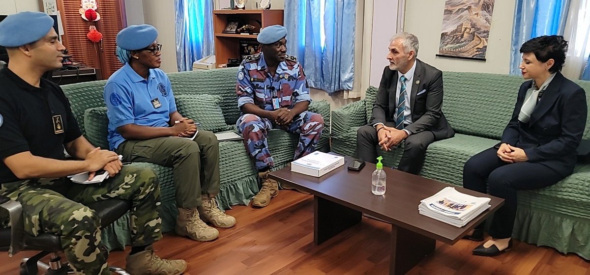 UNPOL MINUSCA (@unpol_rca) on Twitter photo Cet après-midi, le 23 juillet, le Chef Adjoint de l'<a href="/UNPOL/">United Nations Police</a> #MINUSCA, Contrôleur Général de police A. FOFANA, a reçu à #Bangui🇨🇫, au nom du chef de l’<a href="/UNPOL/">United Nations Police</a>, le chef de l' @EUAM-RCA, le Colonel José M. MARQUES DIAS. Ils ont discuté de la collaboration entre leurs entités. Cet après-midi, le 23 juillet, le Chef Adjoint de l'<a href="/UNPOL/">United Nations Police</a> #MINUSCA, Contrôleur Général de police A. FOFANA, a reçu à #Bangui🇨🇫, au nom du chef de l’<a href="/UNPOL/">United Nations Police</a>, le chef de l' @EUAM-RCA, le Colonel José M. MARQUES DIAS. Ils ont discuté de la collaboration entre leurs entités.