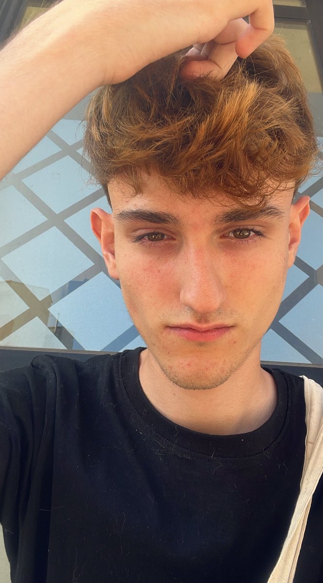 hugodelreyy's tweet image. un cliente me acaba de llamar señor, oficialmente ya no soy un twink😞