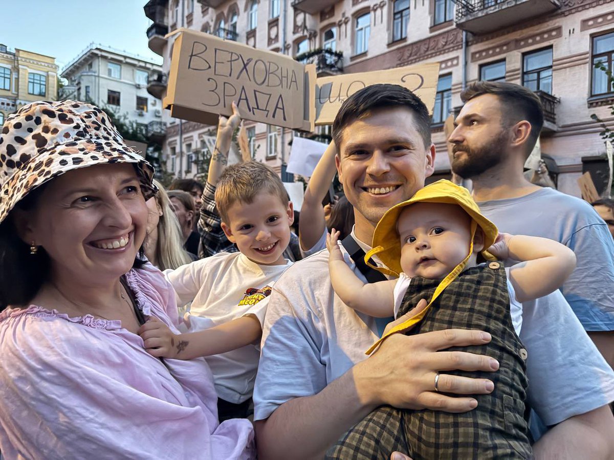 StankoNastya's tweet image. Дорогу молодим, бо я двадцять плюс років протестую проти цієї фігні