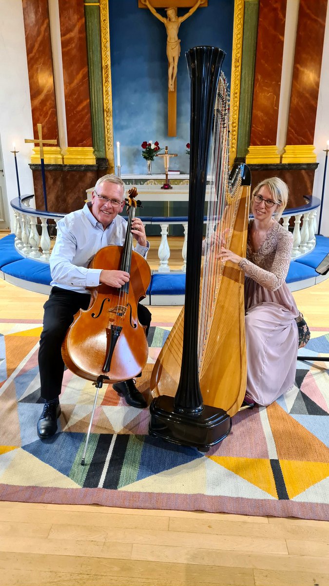 Blev ett konsertbesök som avslutning på denna sommarkväll. Med en musikalisk resa mellan cello och harpa. För musiken stod Renate Strahlhofer och Anders Sjökvist.