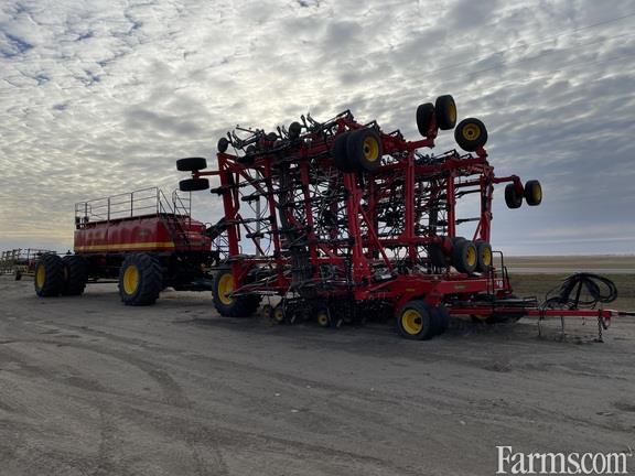 FarmsPrairies's tweet image. 2021 Vaderstad 8012 🔻
farms.com/used-farm-equi…
80' air seeder, 12" spacing, double shoot system, inline seed knives, icon system, 980-bushel cart, air guard system, and more, for sale at @Brandt_AG.
#FarmEquipment