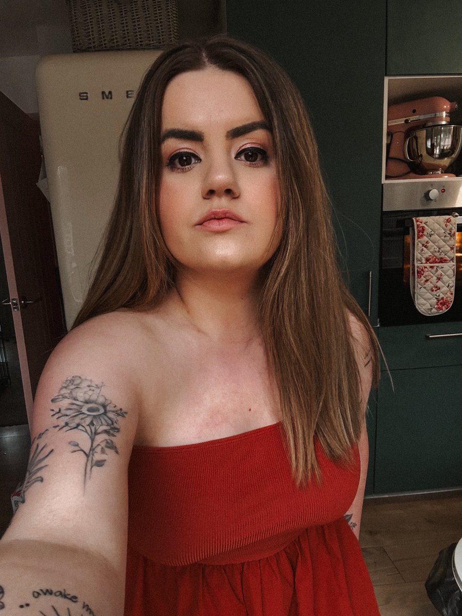 carlavfcarla's tweet image. Went for a little strapless number today, not my usual vibe but I think I got away with it (p.s. don’t mention the war)