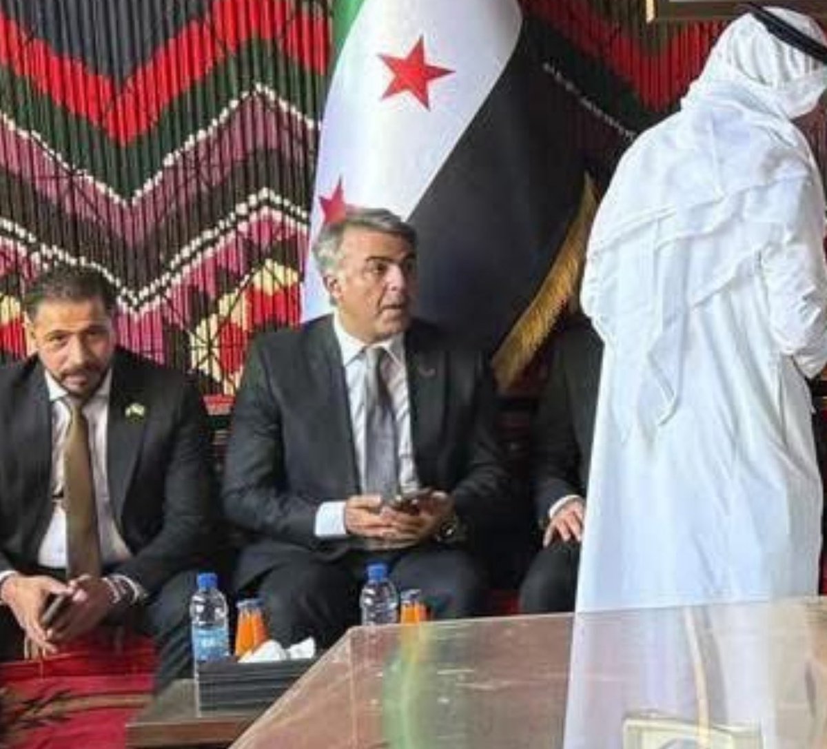 A_for_Vendetta7's tweet image. موسى العمر…
لم يكن مستغربًا أن ترى المتملقين ينهشون الوطن باسم الوطنية.
وأنت كما عهدناك تتقن فن التلون، وتستميت في الدفاع عن سلطة ساقطة، لا حبًا بالوطن، بل طمعًا باستكمال استثماراتك على حساب دماء الناس.
من قناة لأخرى، ومن منبر لمنبر، تصرخ وتنباح فقط لتحصل على “قطعة الكعك”.
ليس…
