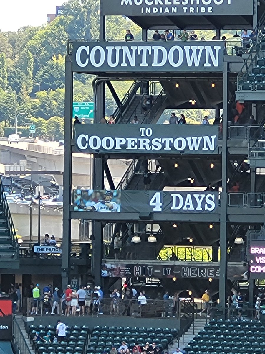 TimJenkins1962's tweet image. You are looking live at T-Mobile Park where the Mariners and Seattle Pilots....uh...Milwaukee Brewers prepare to square off on a Chamber of Commerce afternoon. Fans are basking in 75°sunshine without humidity; a typical Seattle summer day!