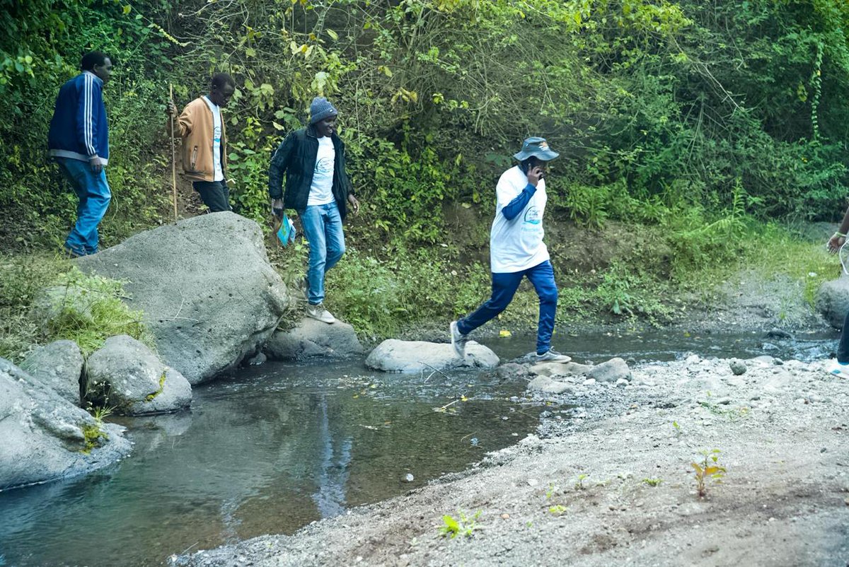 jaonduto's tweet image. Protecting the catchment for water doesn&apos;t come from the tap.

The 4th edition of #journeyofwaters commenced in Tanzania at River Kimengelia .
Walking to give the rivers voices and protect our abundant natural resource
#tunzamitoboreshamaisha 
#voices4rivers 
@kiolijohn