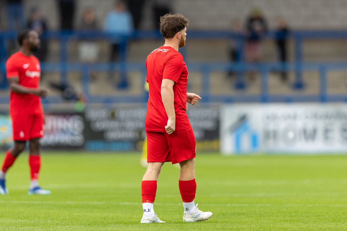 ChangingRoomEst's tweet image. V2 C.R.E Grip Socks on show yesterday as national league club @telfordutd took on @AVFCOfficial
❤️ Red sleeves
🤍 White grips
💥 Winning combo
Built for performance at every level.
📸 Swipe for the close-ups 🧦