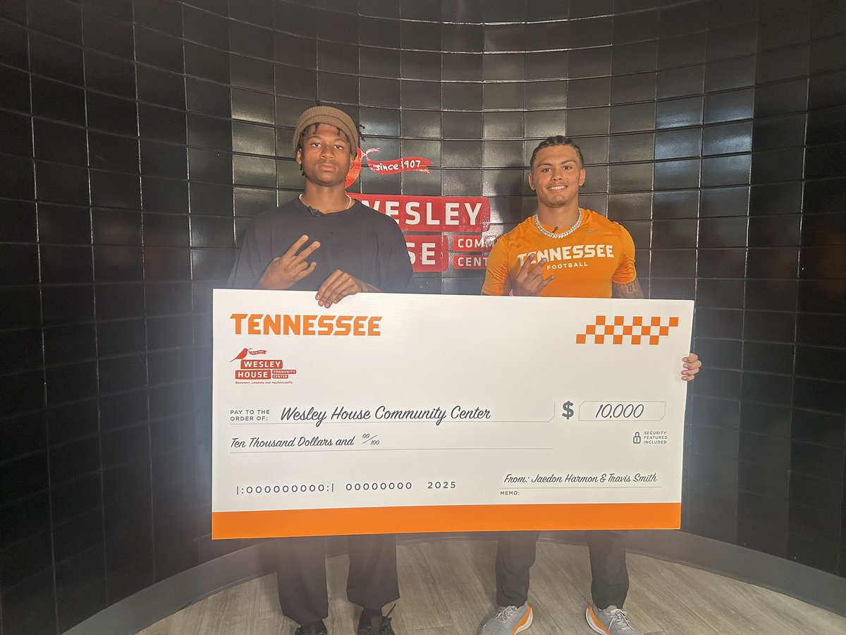samrothman_'s tweet image. Travis Smith Jr. and Jaedon Harmon are here at Wesley House Community Center, each donating $5,000 of their NIL money.

Freshmen making a quick, and import, impact on their community. #Vols