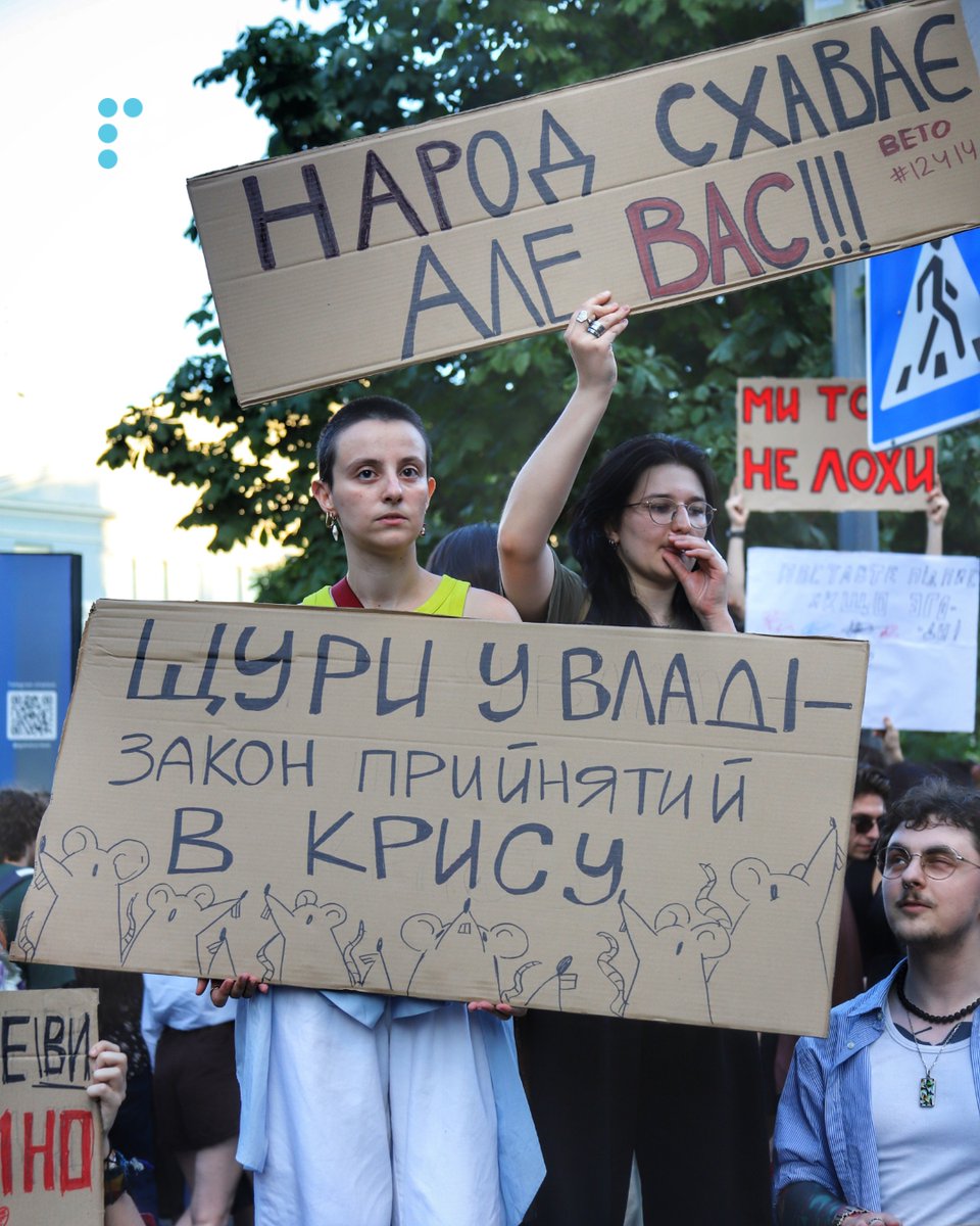 HromadskeRadio's tweet image. 🔺 У Києві другий день поспіль вийшли на масштабну акцію проти закону №12414 щодо НАБУ та САП, що фактично обмежує незалежність антикорупційних органів.
Акція відбулася біля театру імені Івана Франка, неподалік Офісу президента.
📸: Олександра Єфименко/ Громадське радіо