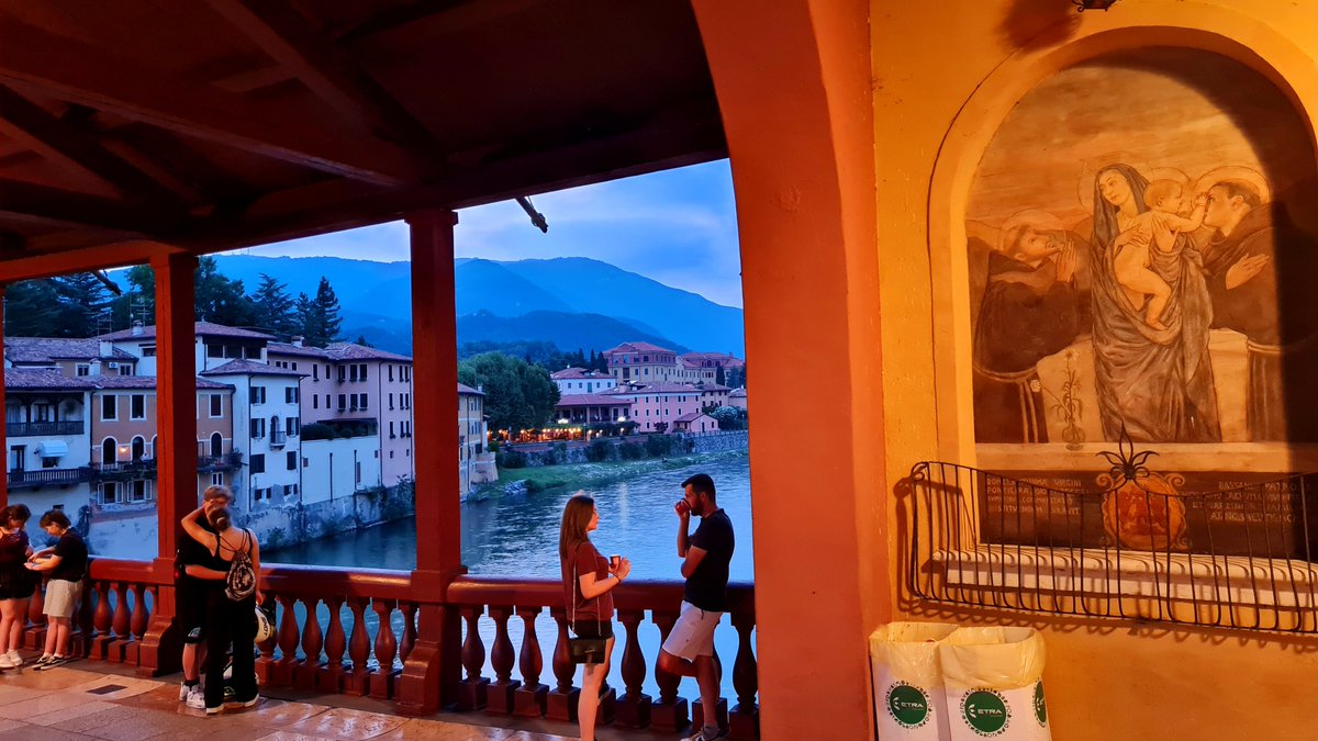 mohikanmeriri's tweet image. Bassano del Grappaは、名前の通りグラッパ発祥の地。
Distilleria Nardiniは、イタリア最古の蒸留所の1つで1779年創業。一度は試してみたい街の名産です。
#イタリア