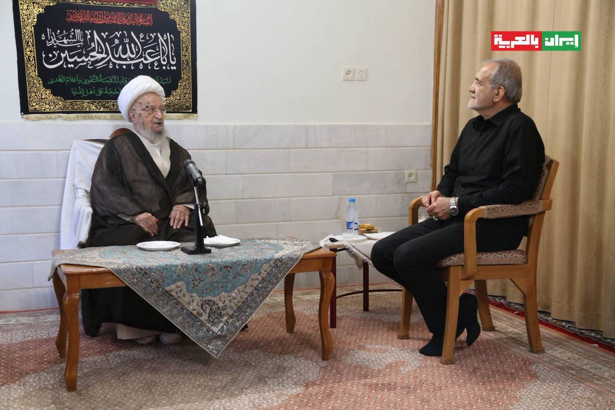 iraninarabic_ir's tweet image. 📷 لقاء بين الرئیس الایراني وآية الله مكارم الشيرازي
أكّد المرجع الديني آية الله ناصر مكارم شيرازي، خلال اللقاء مع الرئيس الايراني أن أمريكا والكيان الصهيوني كانوا يظنون أن الهجوم على إيران سيؤدي إلى الفوضى، لكن العكس حدث، حيث تعززت وحدة الشعب بفضل الله.
وأشار المرجع الديني إلى…