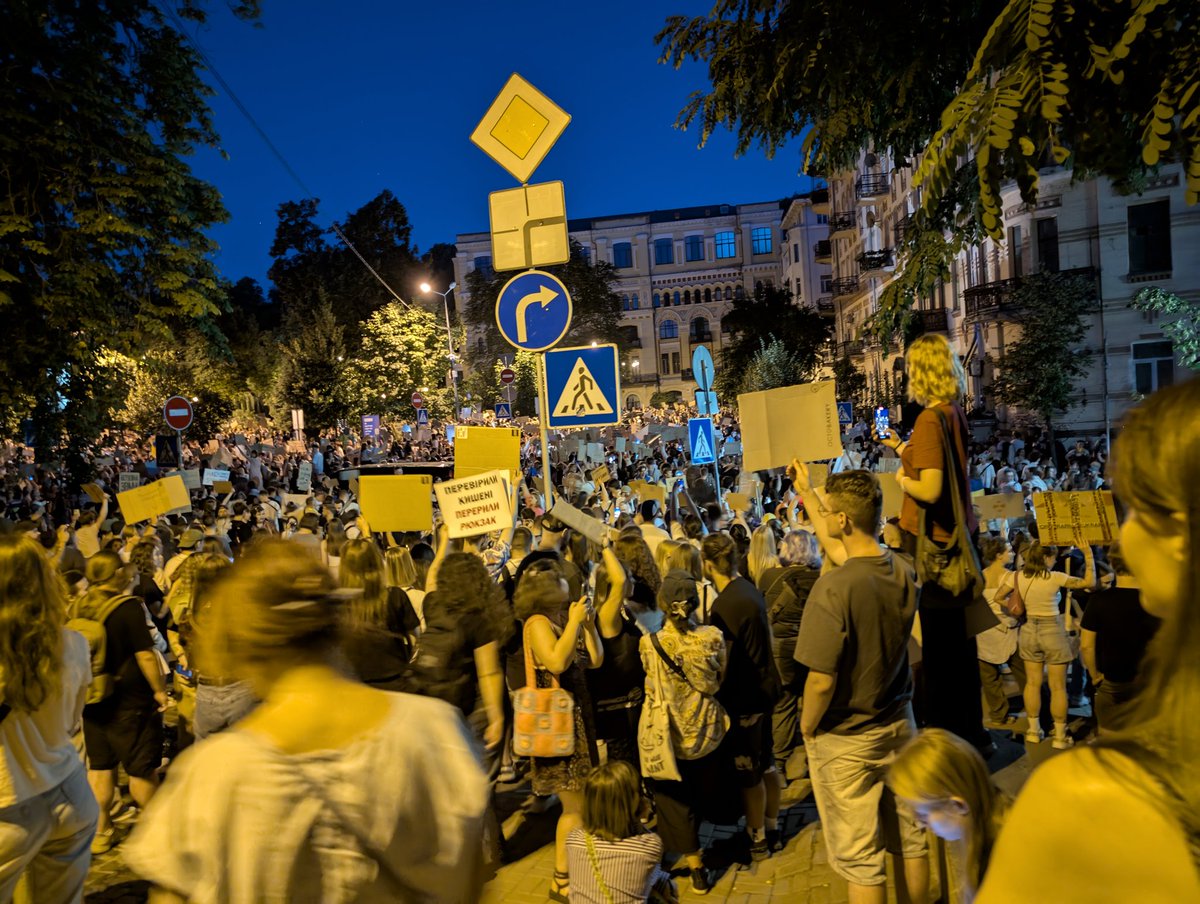 Evelyn__020's tweet image. This protest is deeply moving. No hate against anyone, the chant is "Corruption is our enemy". All the side streets of Maidan are full with singing people. I was just offered cake, people come to shake your hand and talk. Ukraine can be proud of its youth.