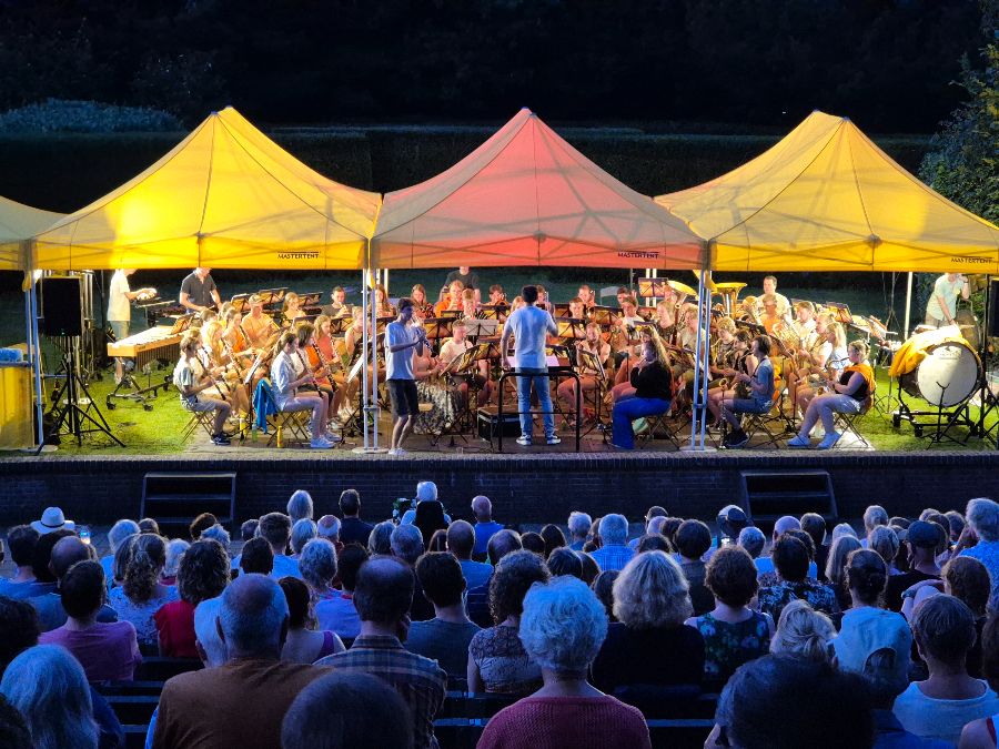 Kom woensdagavond 30 juli in het Slottuintheater luisteren naar blaasmuziek op z'n allerbest met het ZomerOrkest Nederland. Zo leuk kan het zijn! - mailchi.mp/slottuintheate…