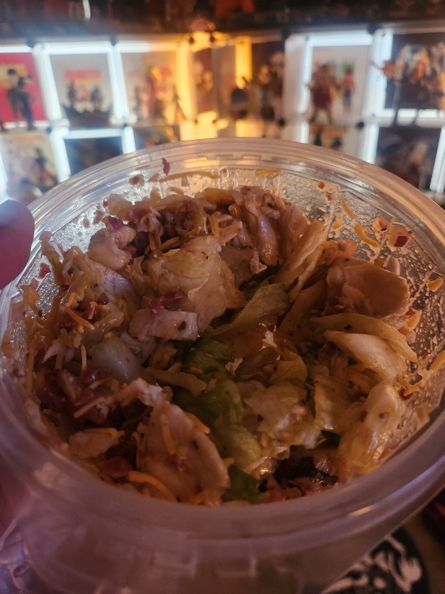 BradicalYT's tweet image. I hate being healthy bruh 😵
All i want is taco bell but I gotta eat this damn sun dried tomato chicken salad lol