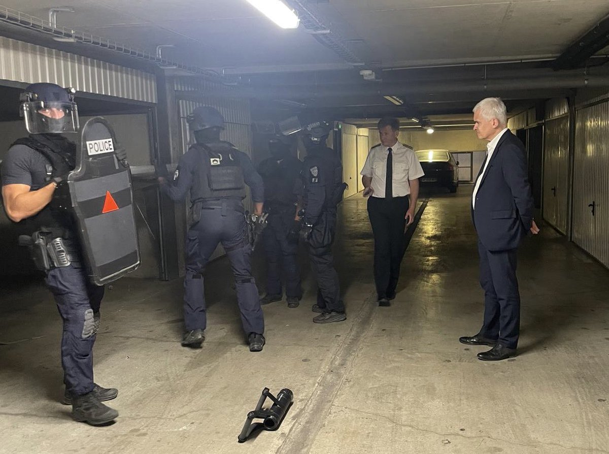 Prefet34's tweet image. J’étais ce soir à nouveau dans le quartier de la Devèze avec Monsieur le maire de #Béziers pour saluer les policiers engagés maintenant depuis 4 jours.
Ce soir - alors que la CRS NG menait une opération de fouille des parties communes - j’ai mis en œuvre pour la première fois…