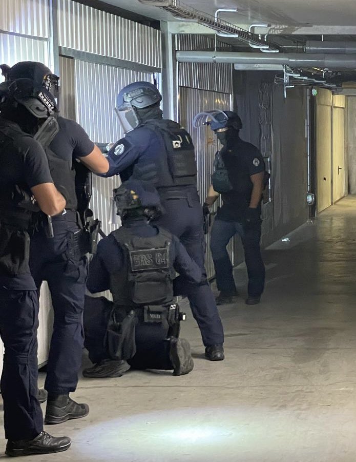 Prefet34's tweet image. J’étais ce soir à nouveau dans le quartier de la Devèze avec Monsieur le maire de #Béziers pour saluer les policiers engagés maintenant depuis 4 jours.
Ce soir - alors que la CRS NG menait une opération de fouille des parties communes - j’ai mis en œuvre pour la première fois…