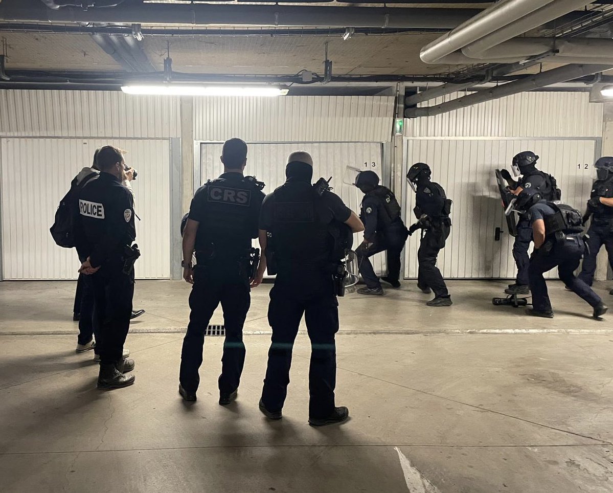 Prefet34's tweet image. J’étais ce soir à nouveau dans le quartier de la Devèze avec Monsieur le maire de #Béziers pour saluer les policiers engagés maintenant depuis 4 jours.
Ce soir - alors que la CRS NG menait une opération de fouille des parties communes - j’ai mis en œuvre pour la première fois…