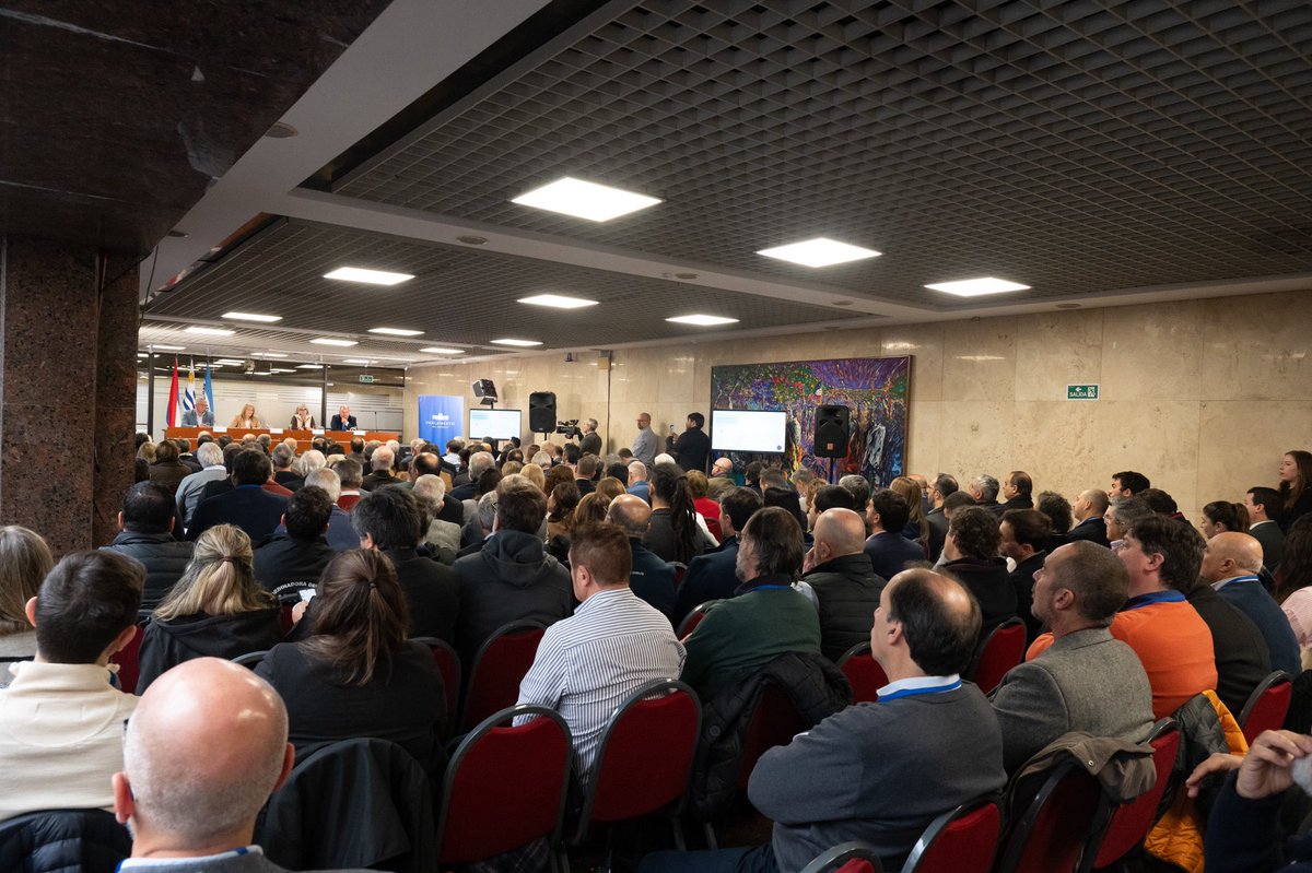 Parlamento_UY's tweet image. 👉 Con la presencia de la Presidenta de la Asamblea General @CosseCarolina, se desarrolló el 1er. Foro Nacional de Transporte Multimodal de Carga y Pasajeros.
(+) goo.su/fmYy